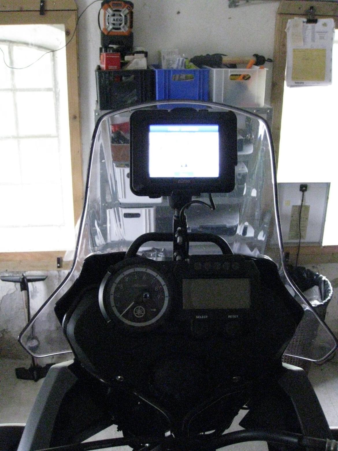 Yamaha XT660Z ABS Ténéré - Garmin Zumo 220 kommet op i synsfeltet. Samtidig fik jeg gemt strømforsyningen væk og sørget for at den kun får strøm når der er tænding på. billede 10