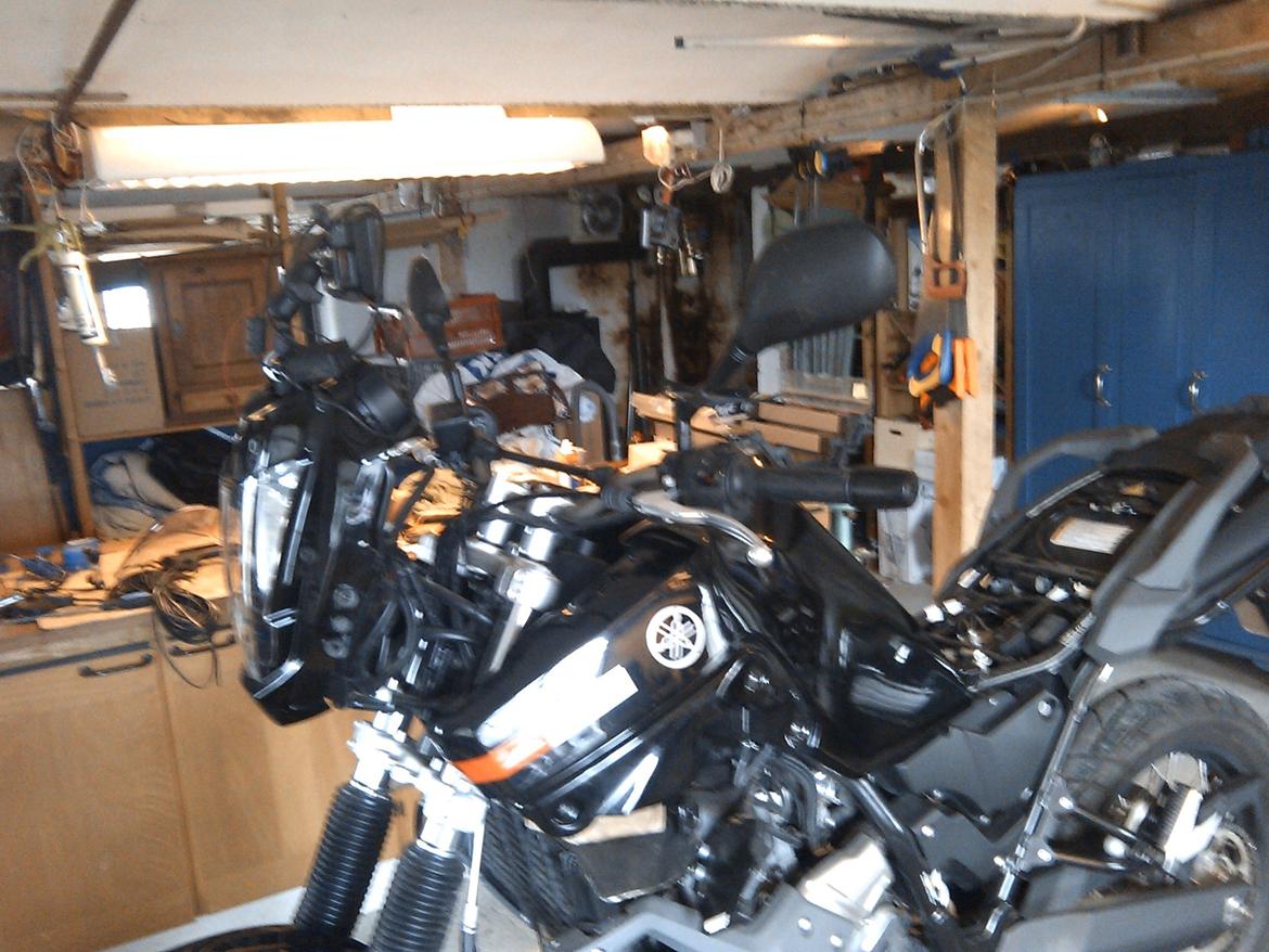 Yamaha XT660Z ABS Ténéré - Vel hjemme på værksteder skulle der lige "pilles" lidt for at komme til strømmen. Batteriet sidder UNDER tanken der skal flyttes for at man kan komme til. billede 11
