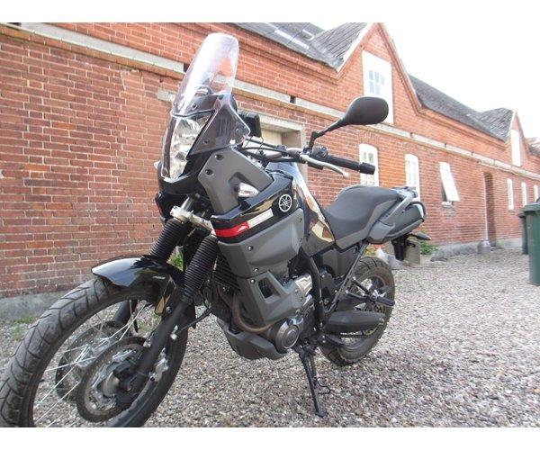 Yamaha XT660Z ABS Ténéré - Den var også sænket et par cm i forgafflen. Men selv med dem på plads er den lav i forhold til pakæslet. billede 6