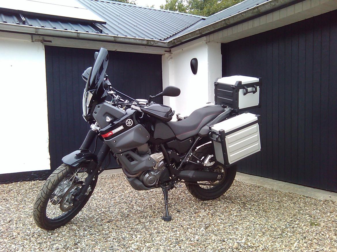 Yamaha XT660Z ABS Ténéré - Yamaha mener ikke man bør køre med både sidetasker og topboks. Og kun med 5kg i hver og maks 130km/t. Den sælges ikke engang i USA så det er ikke bare en sædvanlig US CMA disclaimer billede 3