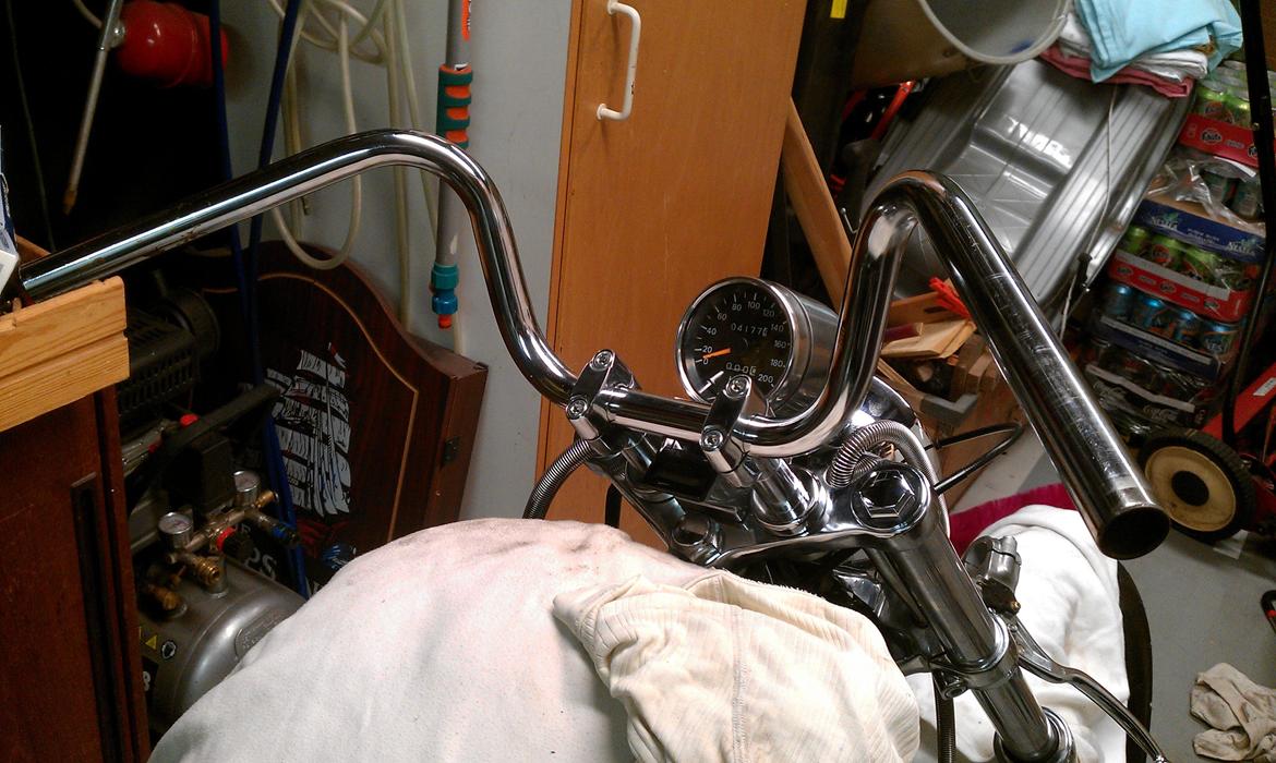 Suzuki Intruder 1400 vs  ( VX 51 L ) - Den "Gamle" type høje styr faldt mere i min "Hill Billy" læder og nitte stil !! billede 8