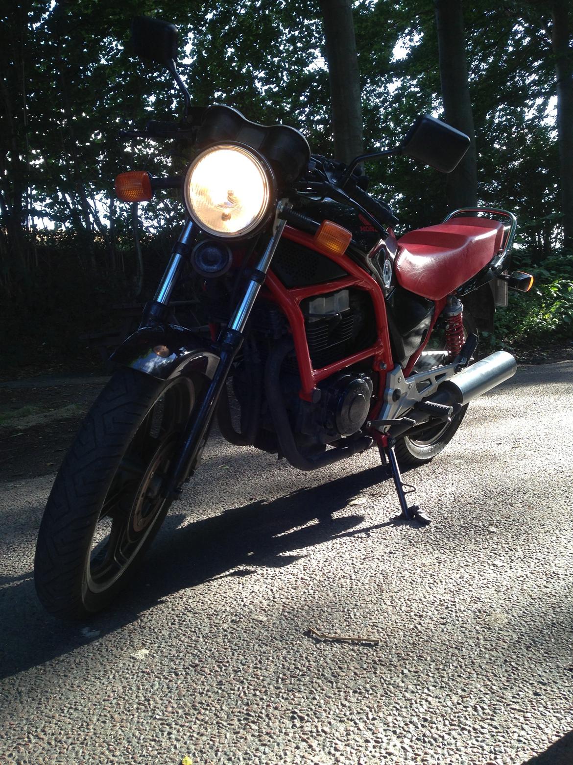 Honda CB 450 S - 20/8/13.
Første tur. Hjulet "bumper" lidt. Alt virker ellers fint. billede 7