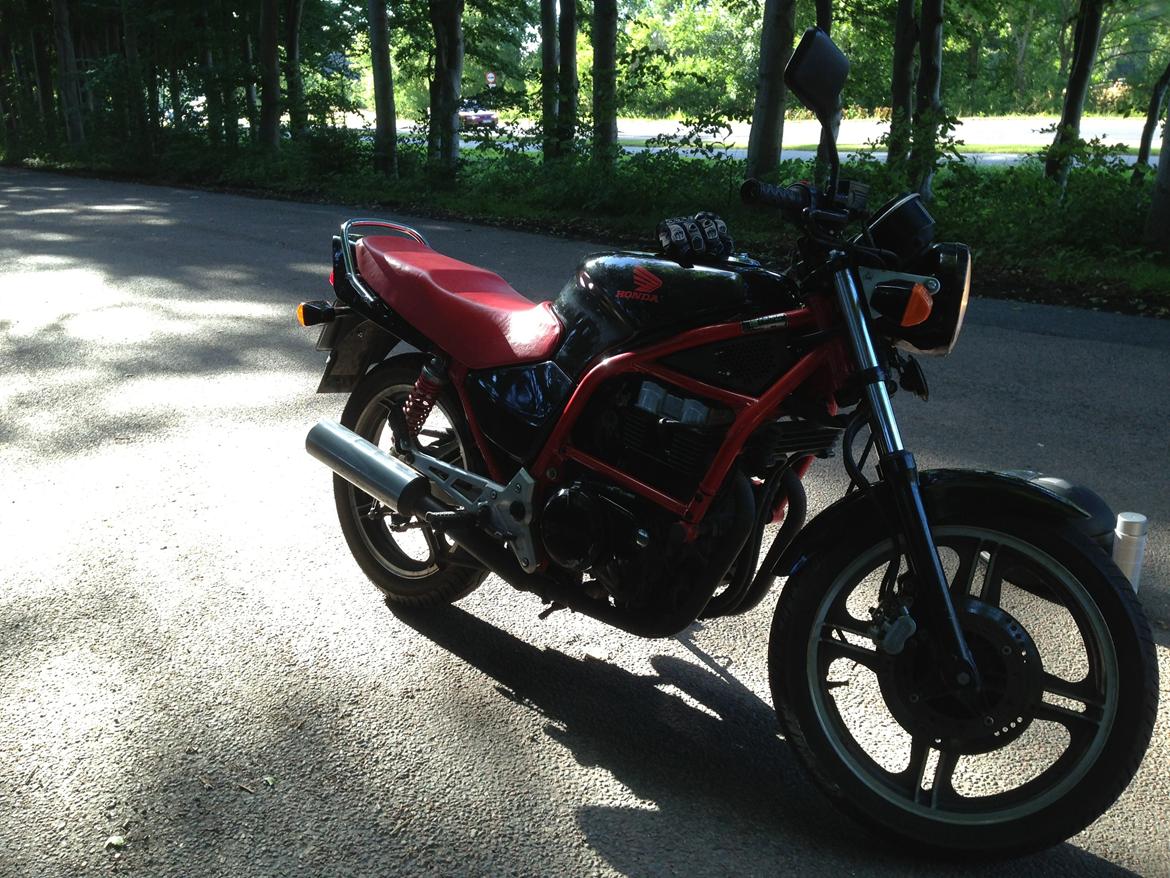 Honda CB 450 S - 20/8/13.
Første tur. Hjulet "bumper" lidt. Alt virker ellers fint. billede 1