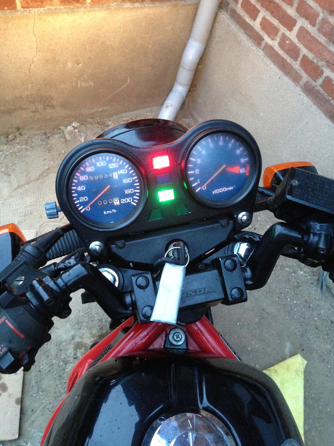 Honda CB 450 S - 25/8/13.
Jeg har malet de forskellige blanke og rustne dele, bl.a. kontrolpanelet er blevet sort. billede 11