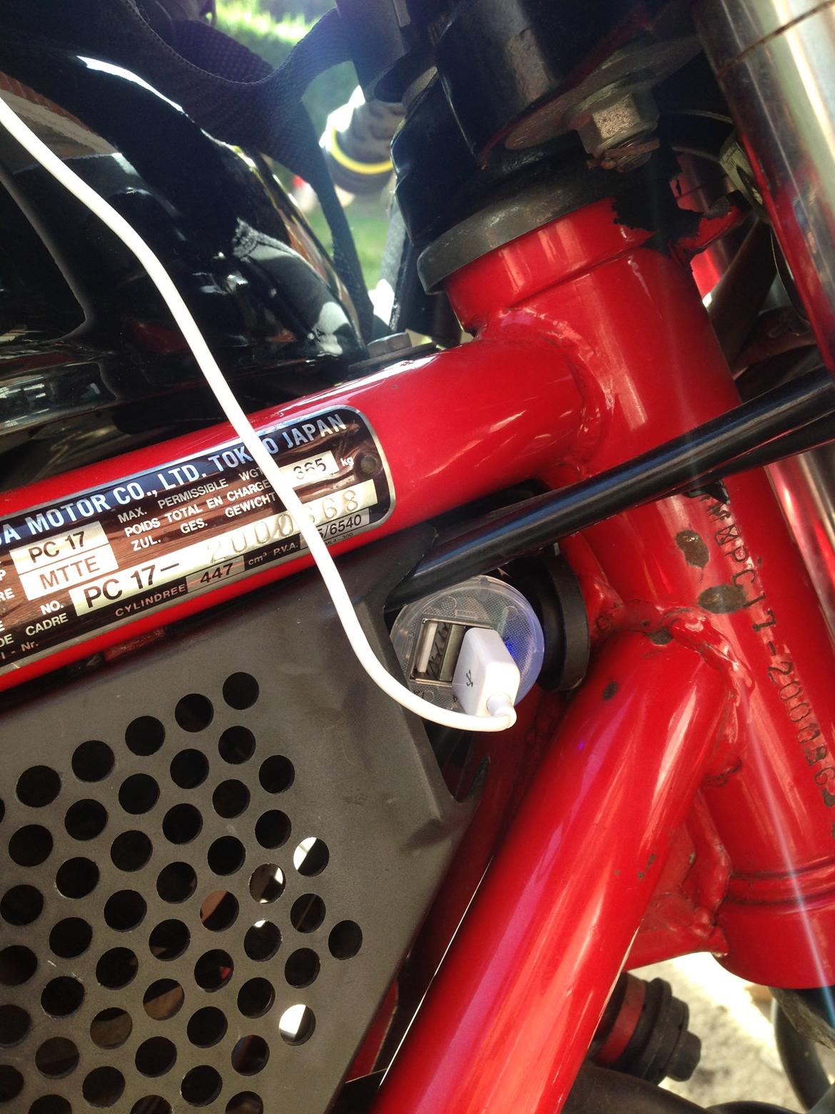 Honda CB 450 S - 4/9/13.
Strømudtag til mobil oplader.  billede 13