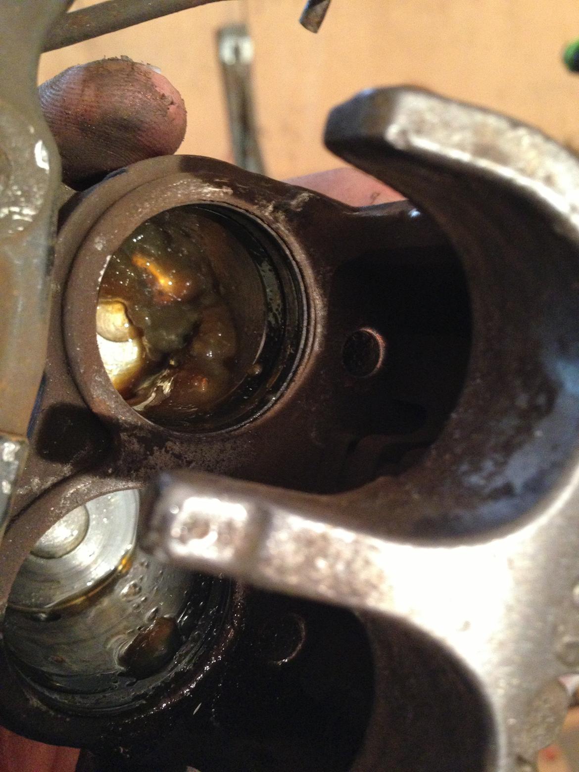 Honda CB 450 S - 4/9/13.
Renset bremsekalibrer og bremseskriver. Hjulet "bumper" ikke mere. De trængte til en rensning ;). billede 12