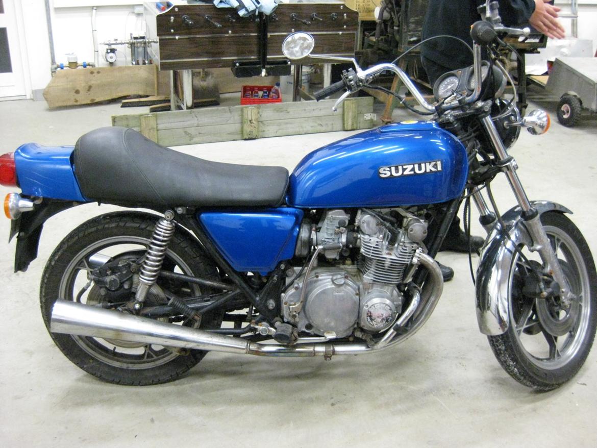 Suzuki GS 500 Bed and breakfast cruiser - Fra før det hele gik galt.
Det er ikke mig der har stået for at skilde den ad, og lakere. Det blev gjort af tidligere ejer. billede 11