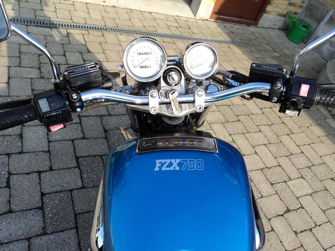 Yamaha FZX 750 FAZER - Bredt styr og hvide urskiver. billede 5