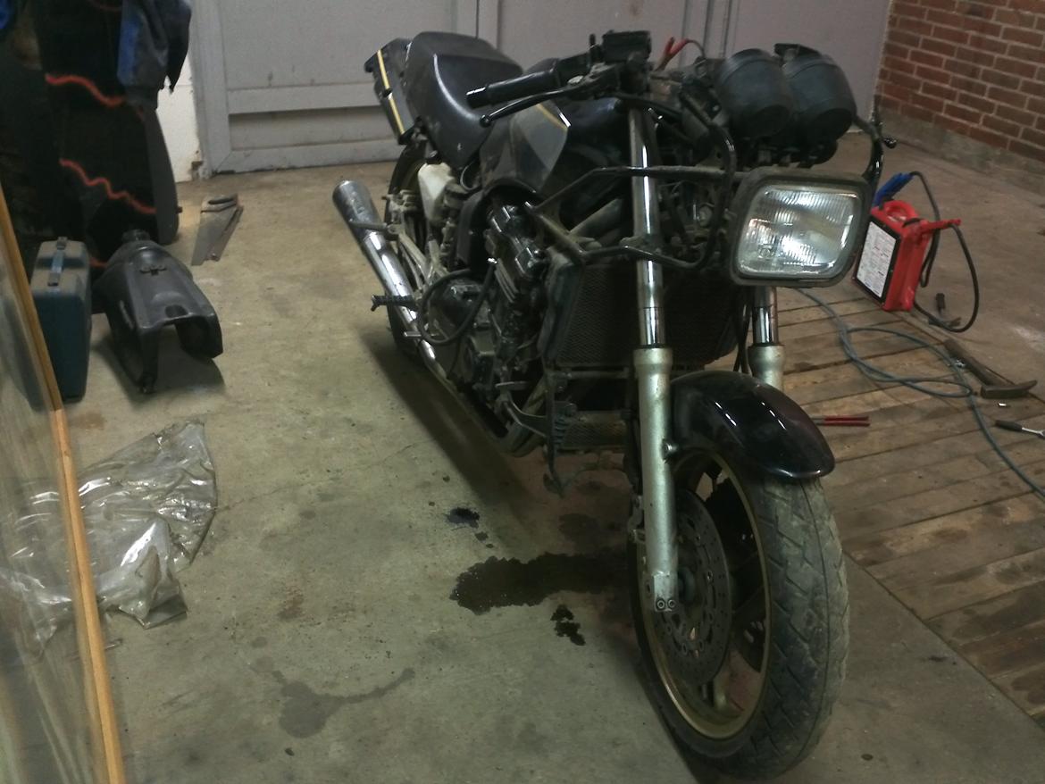 Kawasaki gpz 900 r projekt :) billede 3