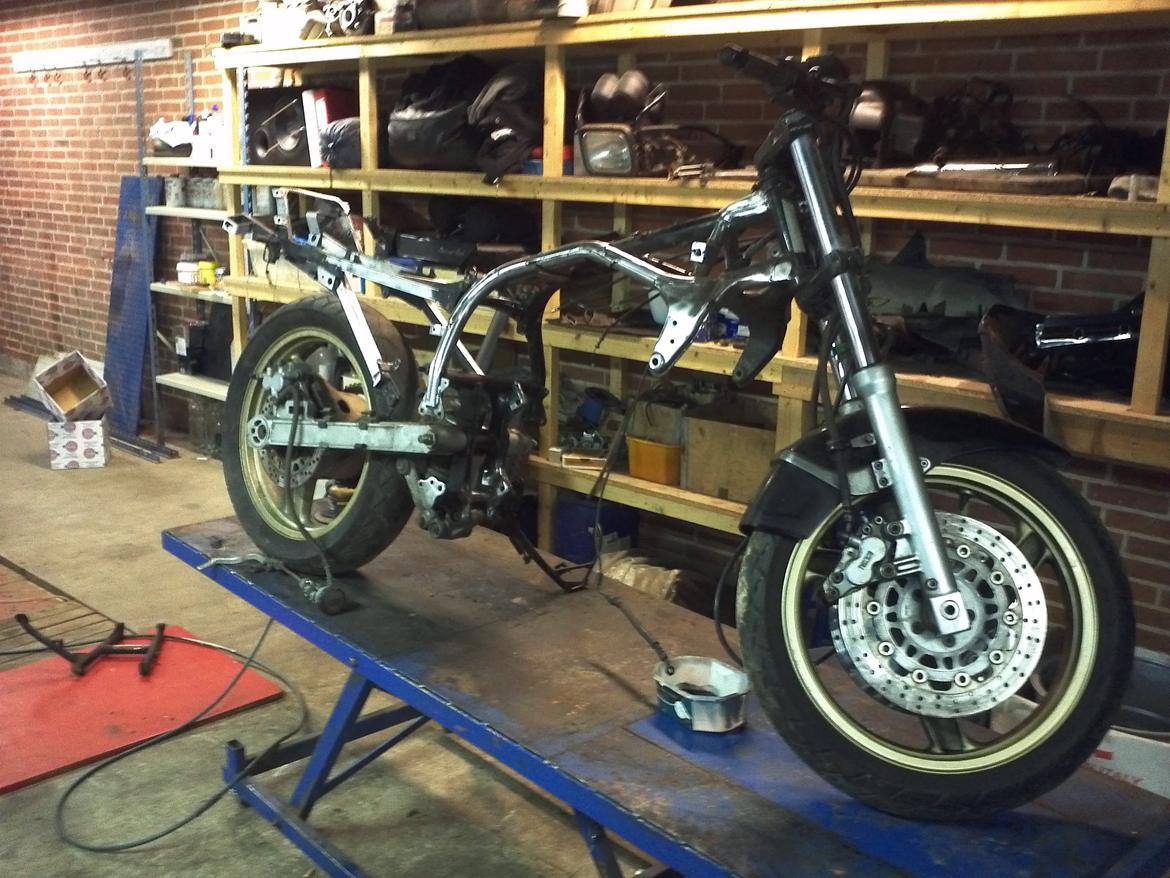 Kawasaki gpz 900 r projekt :) billede 6