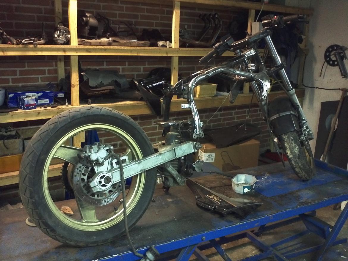 Kawasaki gpz 900 r projekt :) billede 8