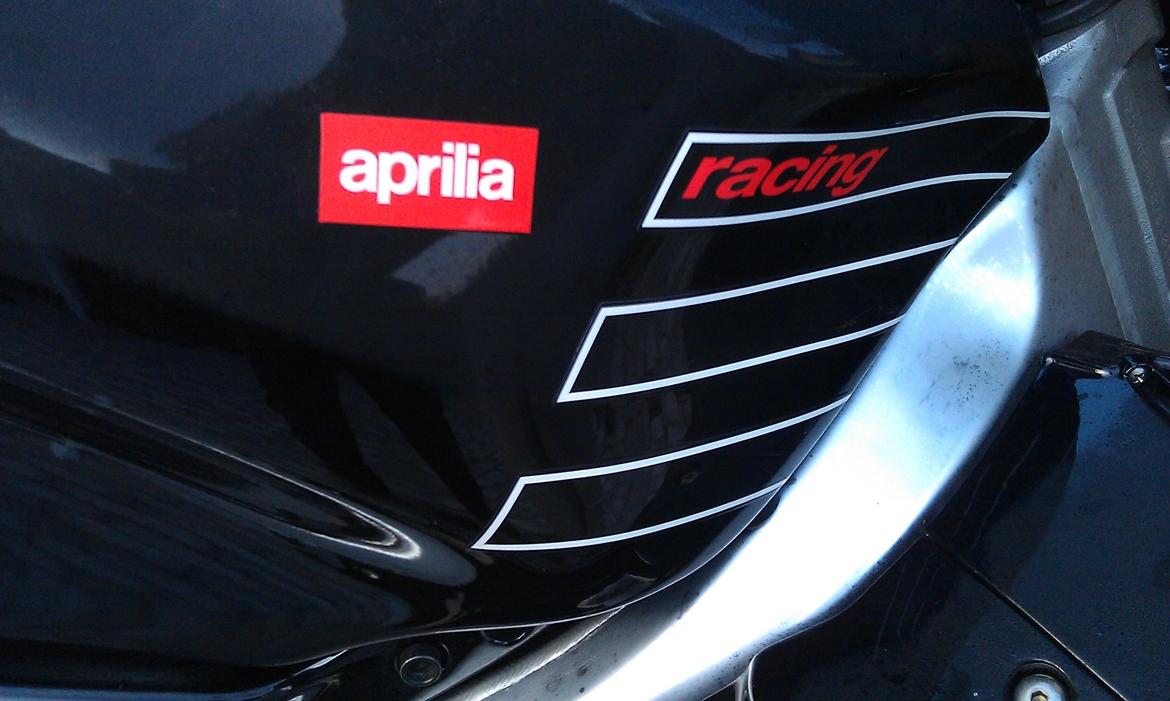 Aprilia RSV Mille R (Troy Corser Limited Edition)(SOLGT) - Plastiktank på R modellen fremfor metal på normal modellen billede 9