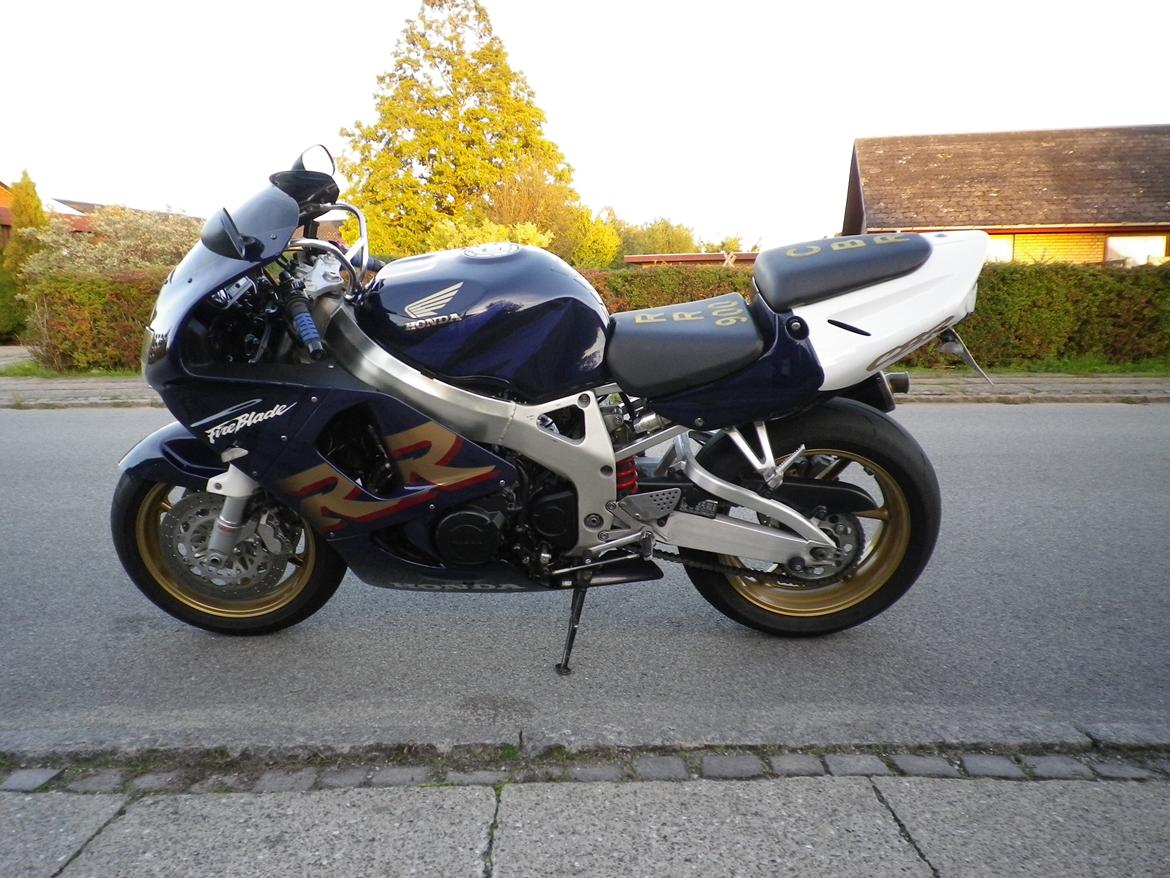 Honda Cbr 900 RR - Første billeder af min "nye"
MC  billede 1