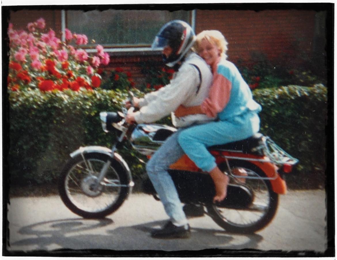 Suzuki GSF 600 S (Bandit) - Åh ja - de gode 80'ere. Jeg måtte have et billede af min gamle Kreidler Florett med. Og i mangel af bedre er søster smidt bagpå :) billede 17