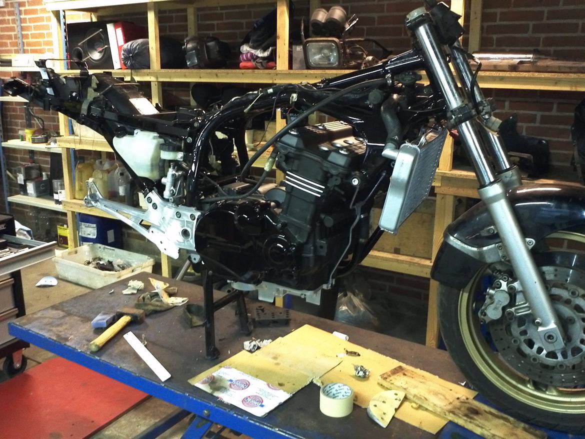 Kawasaki gpz 900 r projekt :) billede 18