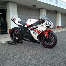 Yamaha YZF R1 >baneged<
