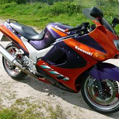 Kawasaki zzr 1100 d model