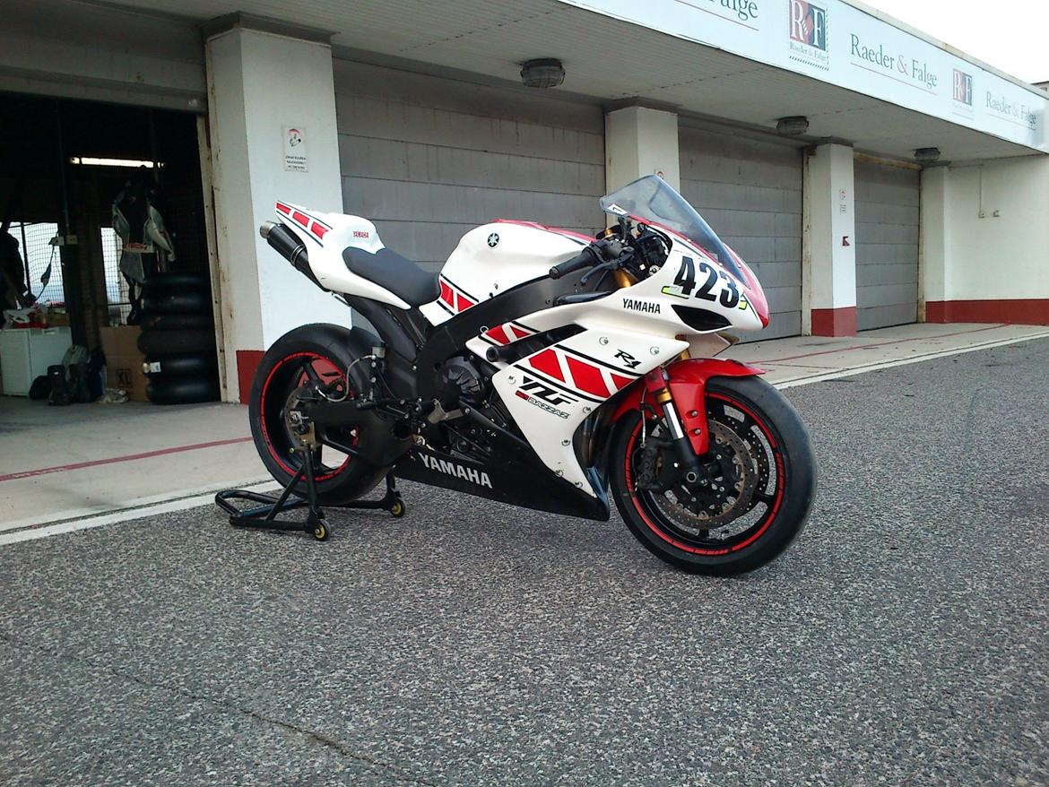 Yamaha YZF R1 >baneged< - Most billede 1