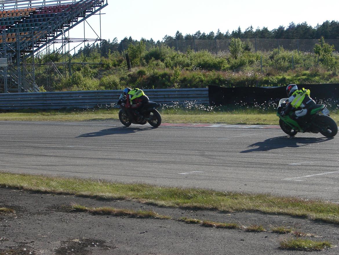 Suzuki RG 500 Gamma - Så kom Jolly "hjem". Nemlig på bane hvor den hører hjemme. Her Anderstorp. billede 9