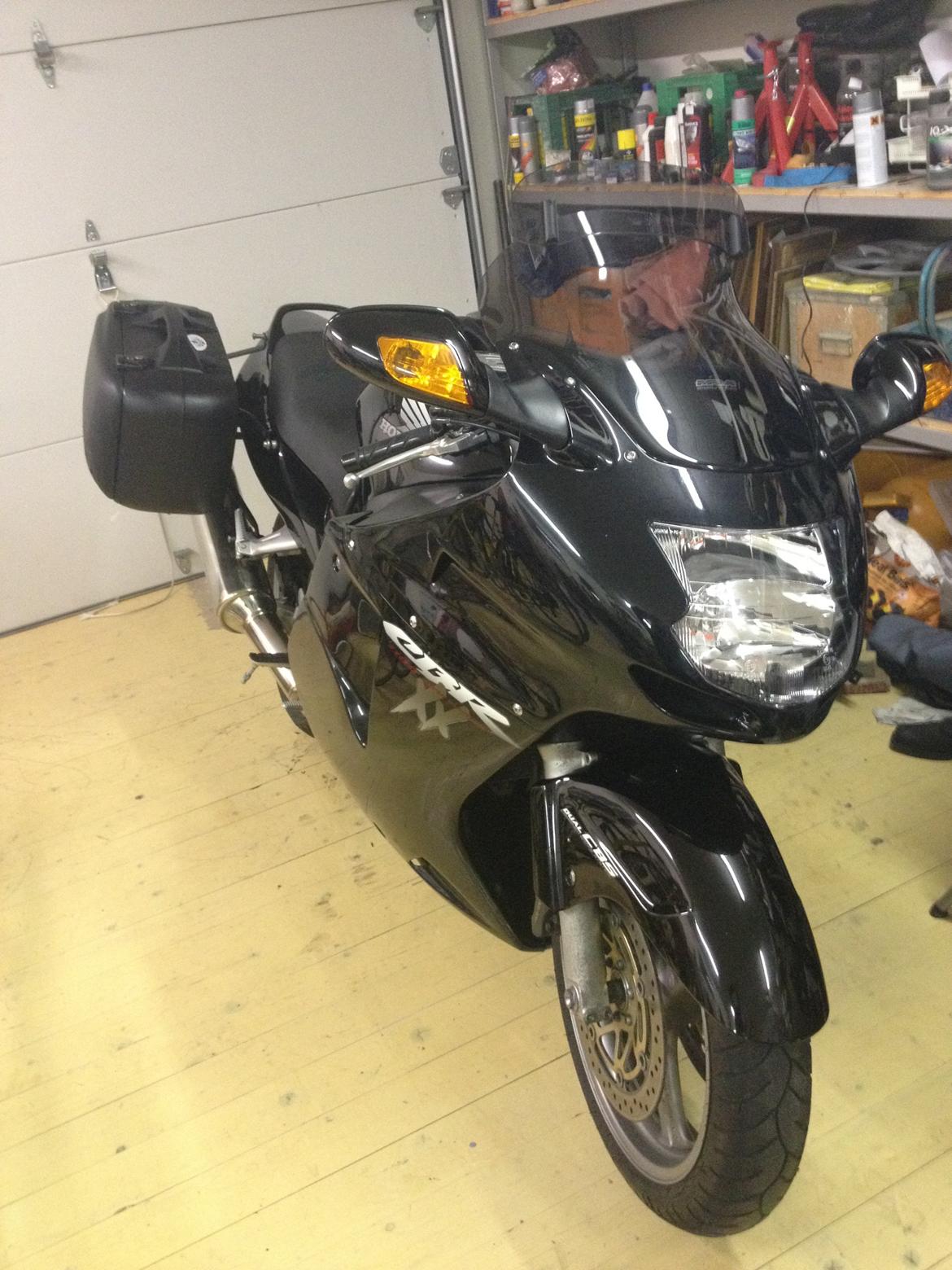 Honda CBR 1100XX Super BlackBird - DEn rygger noget hurtigere end GLeren :-)
 billede 2