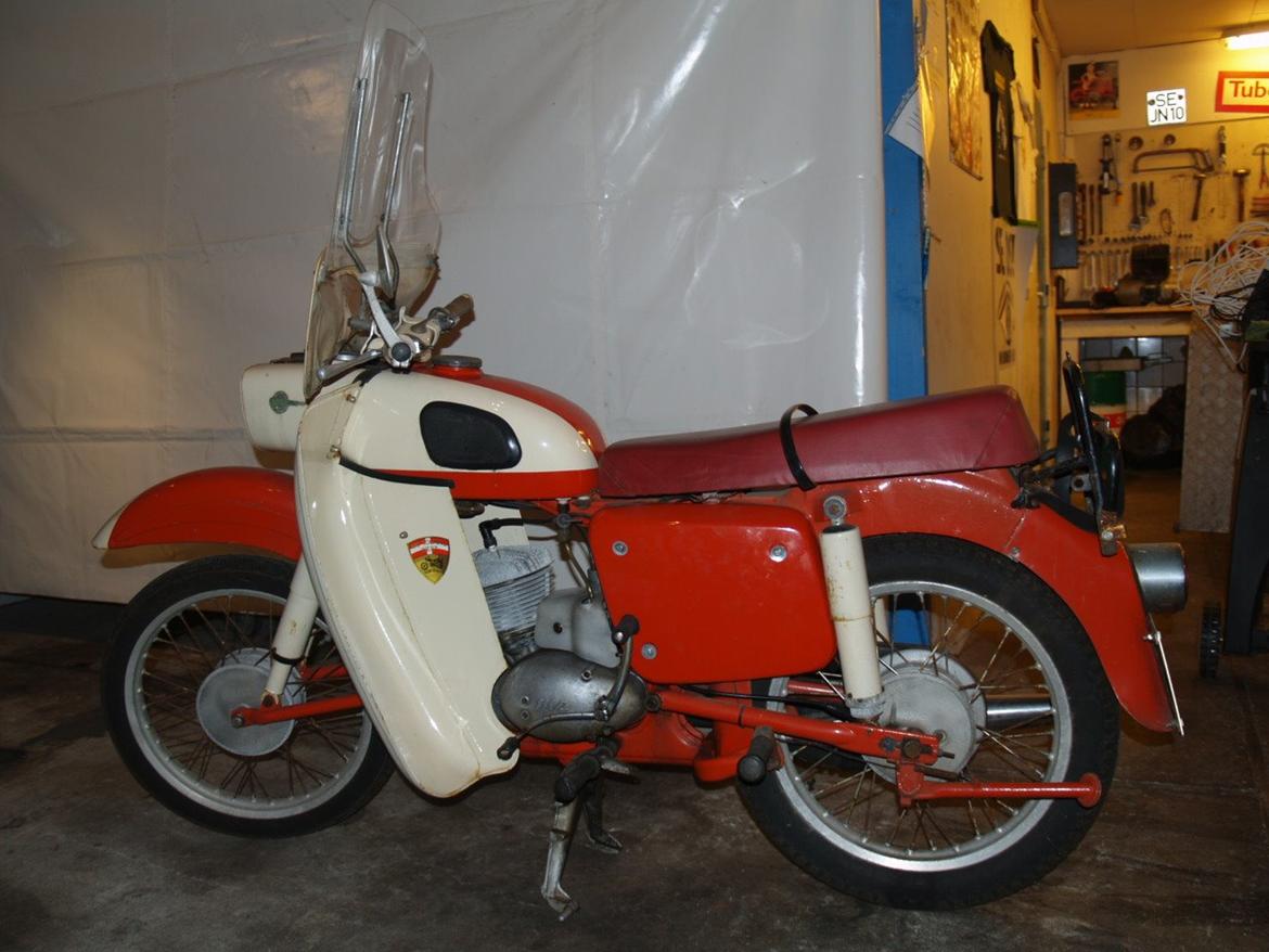 MZ ES 150 Sport - Farverne er faktisk originale for en 'Sport', men sadlen skulle have været med hvide sider billede 1