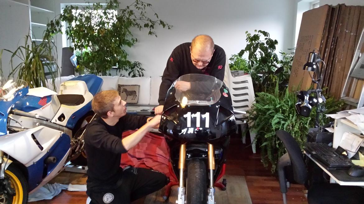 Honda RVF750RR RC45 - Junior tegner og fortæller billede 1