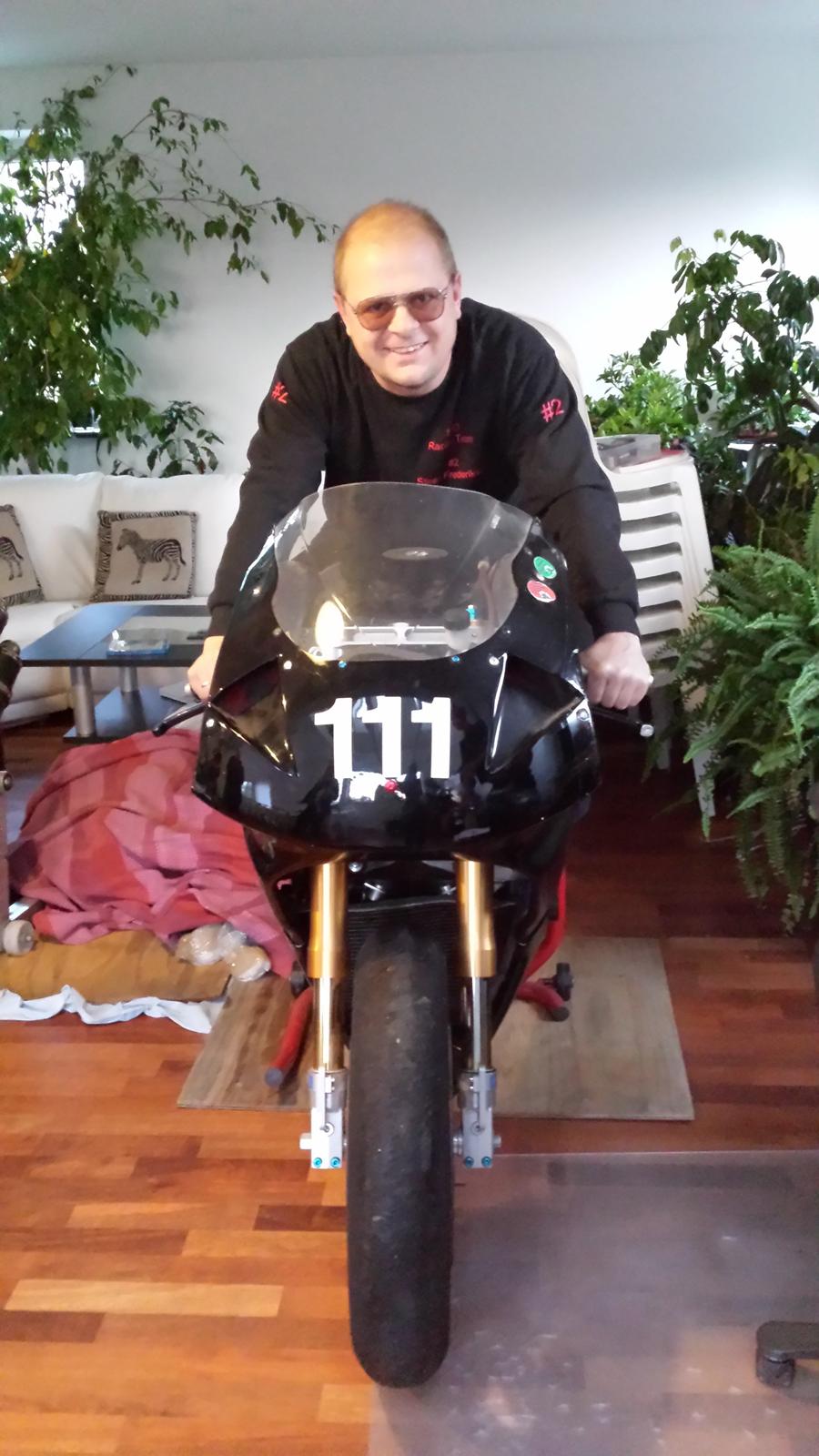 Honda RVF750RR RC45 - Her sidder den trætte men glade modtager af denne fine fødselsdags gave billede 2