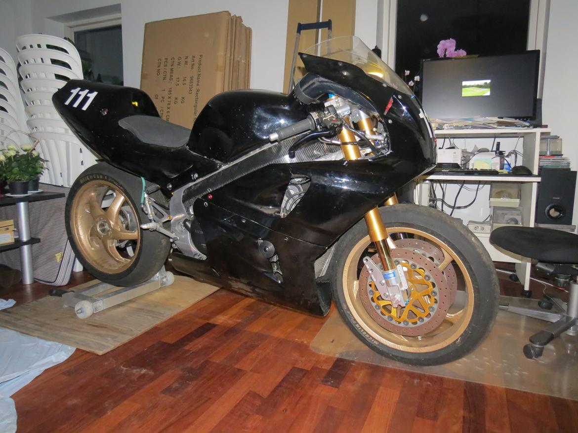 Honda RVF750RR RC45 - Her i en anden belysning billede 4