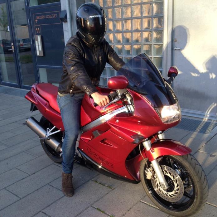 Honda VFR 750 - Som den ser ud efter 35.000 kroners renovering, som følge af styrt.  billede 1