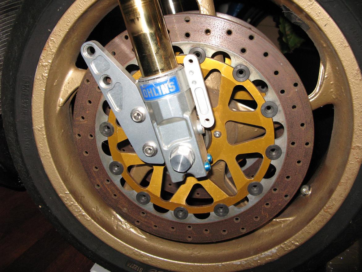 Honda RVF750RR RC45 - Brembo skiver og et træt magnesium forhjul billede 6