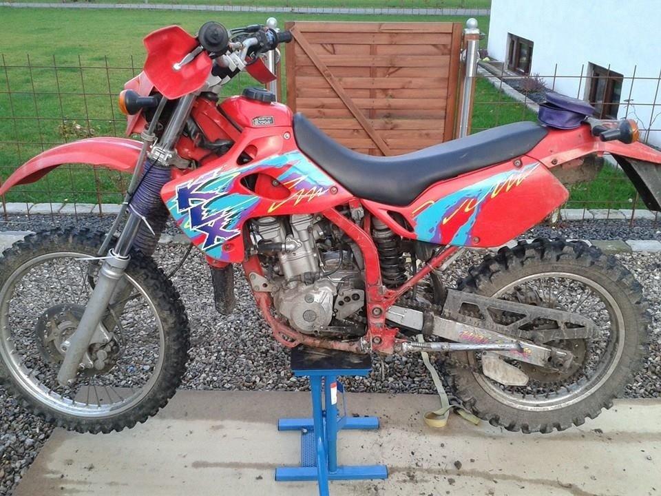 Kawasaki Klx 250 r - Solgt - Under opsætning af sag.
Med de gamle grebs beskyttere billede 2