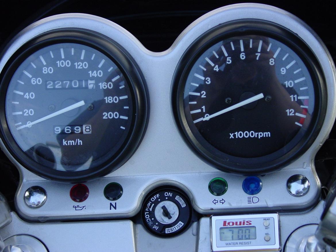 Suzuki GS500E DK/Reinhardt-edition - Læg liiiige mærke til dét der top-fancy digital-ur fra Louis.de...!  

#.o) billede 5