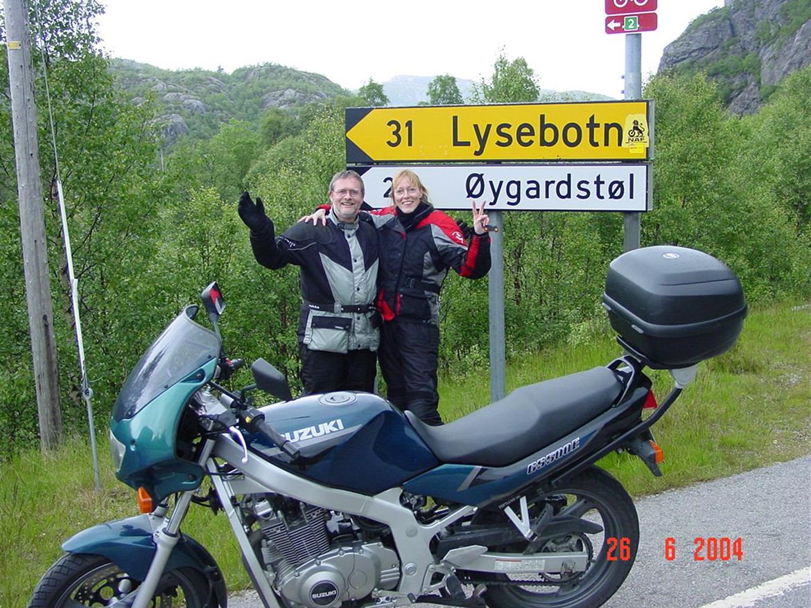 Suzuki GS500E DK/Reinhardt-edition - Den lille cykel kunne skam også touring.

Her på vej til Lysebotn i Fjordnorge, juni 2004. billede 6