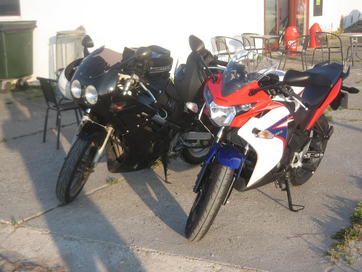 Suzuki GSXR 250 - En tur til Fjellerup strand i juli 2013 med min kammerat Victor der her lige havde fået hans fine honda! :) billede 17