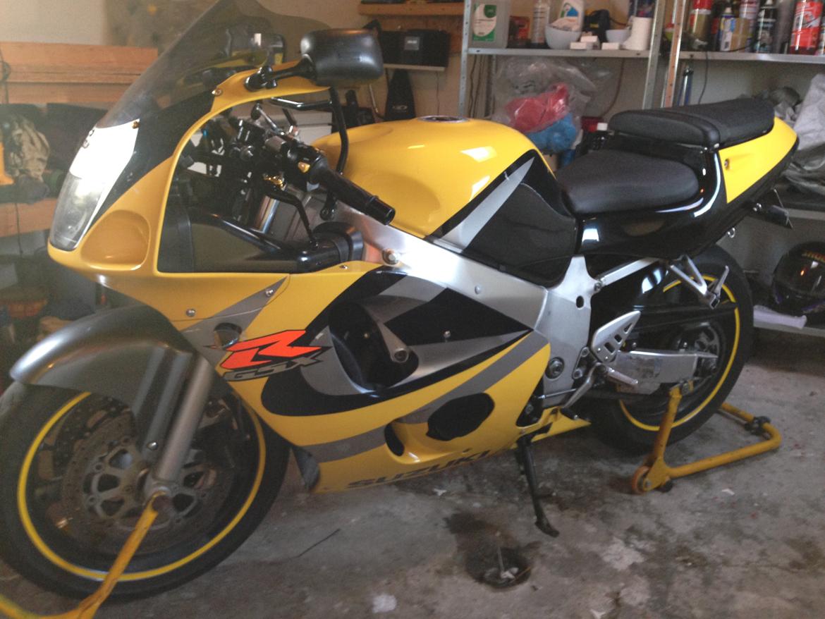 Suzuki GSX-R 600 - Så kom der gule rim stripes på - det pyntede faktisk.  billede 15