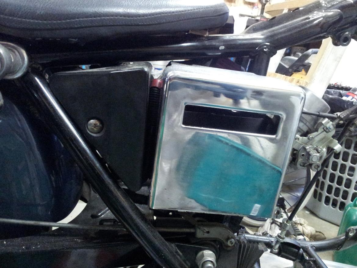 Honda CMX 250 Rebel - er lidt træt af at ramme på den her store batterikasse når jeg er ude og kører, så der skal et litium batteri på og kassen fjernes billede 7