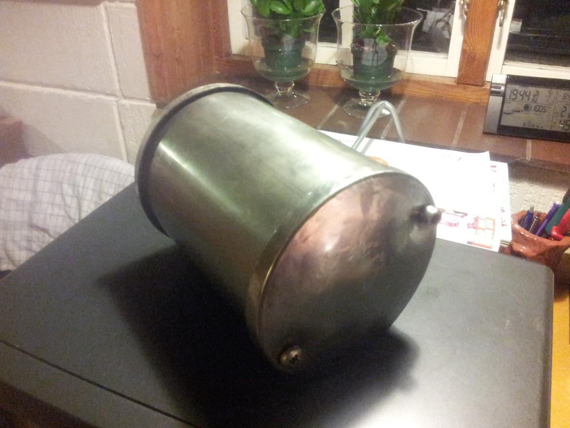 Honda CMX 250 Rebel - her er afløseren for den store batteri kasse og sikrings box som nu bliver flyttet ind under sadlen,jeg har selv lavet den ud af et blüger rør og  to stykker plade jeg selv har banket ud på en armboldt billede 8