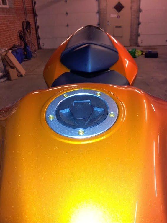 Kawasaki Z750 - effekten i Pearl wildfire orange er for fed, nu med masser af klarlak, giver mere dybde i tankens kanter og former :) billede 12