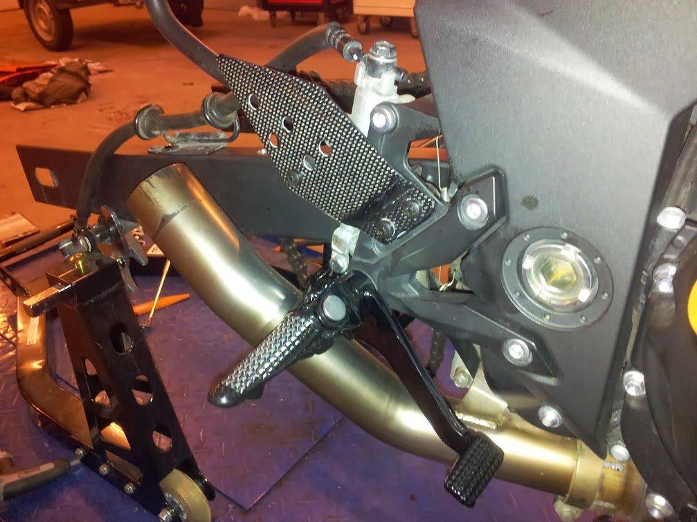 Kawasaki Z750 - Nye kulfiber heelguards og alu fodhvilere. alt malet sort billede 13