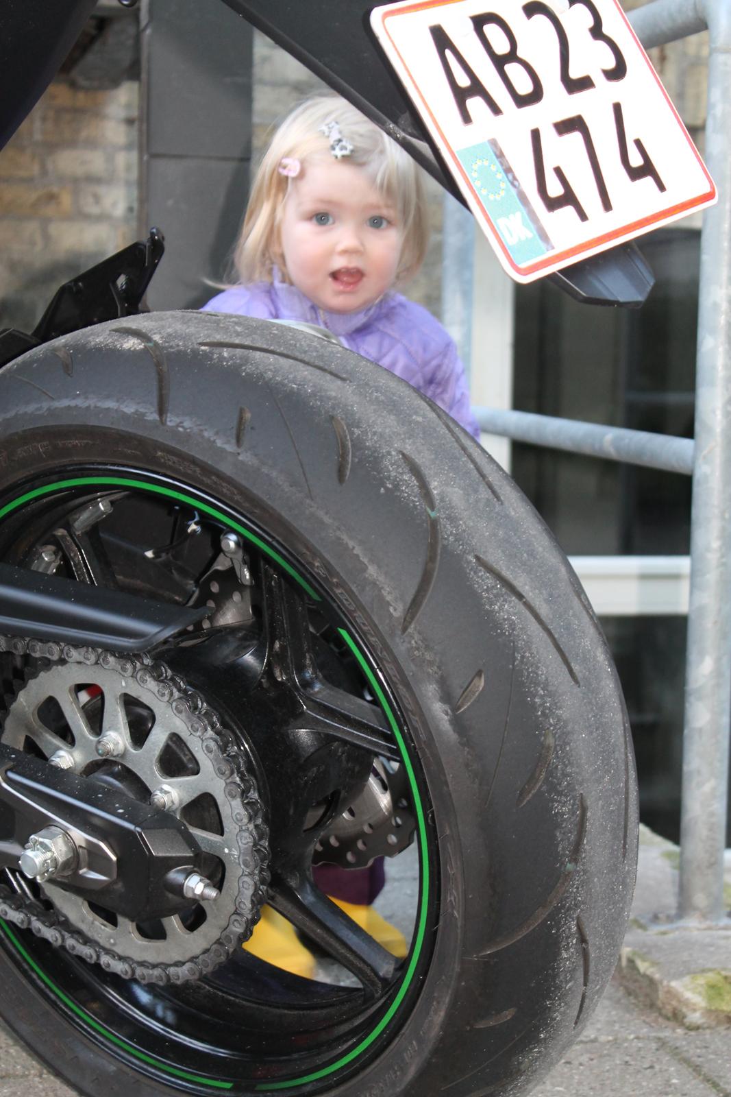 Kawasaki z800 - Ja det er jo ikke for at udnævne mig selv til bangebuks. Men har kun været nede og skrabe med fodhvileren en enkelt gang.. Det kommer nok :) billede 5