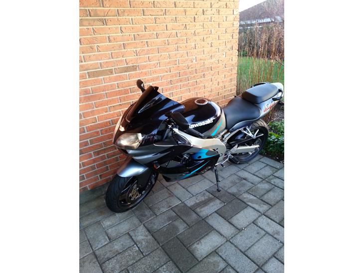 Kawasaki ZX9R billede 1