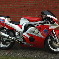 Suzuki GSXR-400 GK 76 A