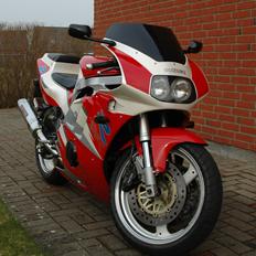 Suzuki GSXR-400 GK 76 A