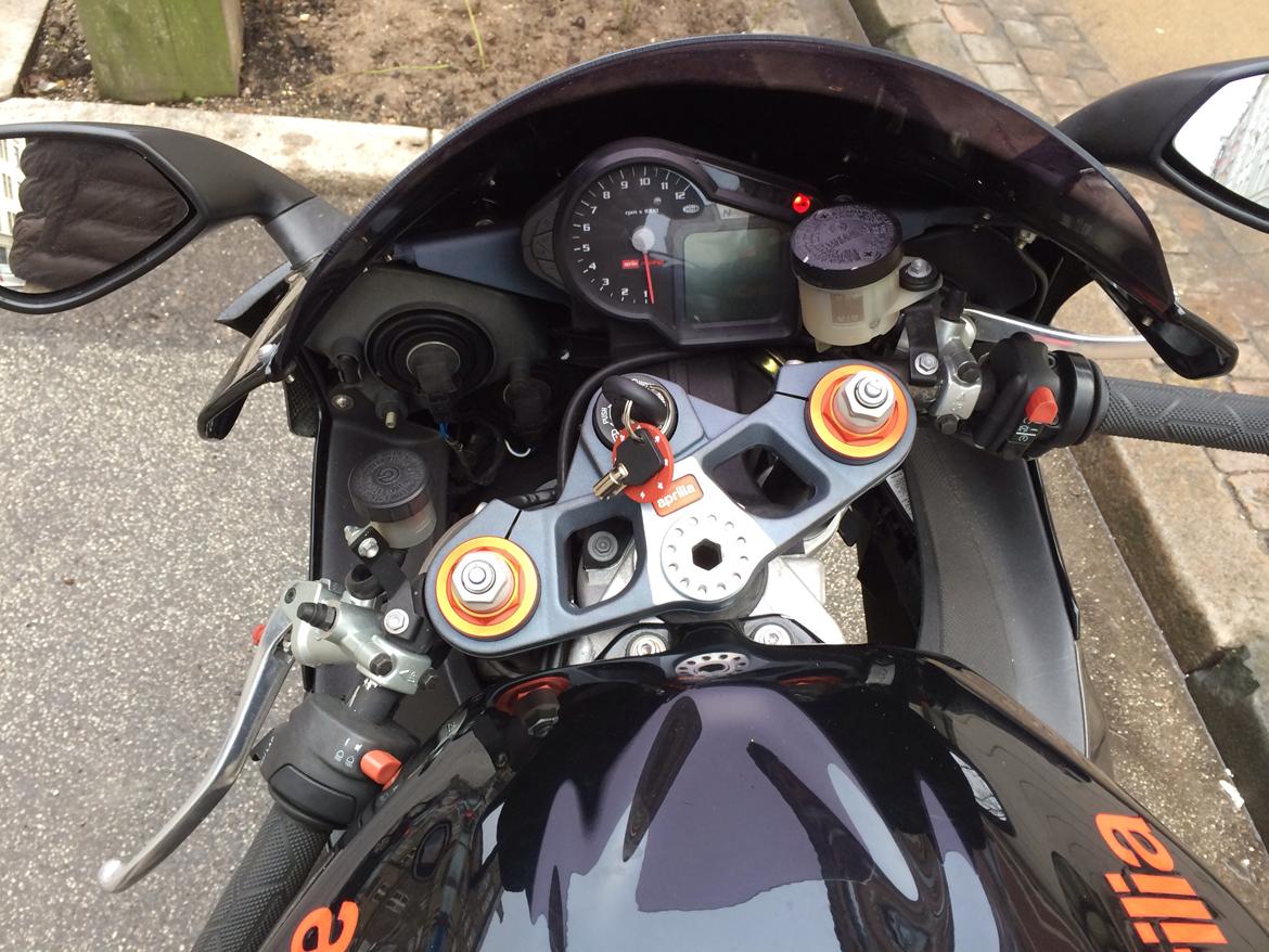 Aprilia Rsv 1000 R billede 1