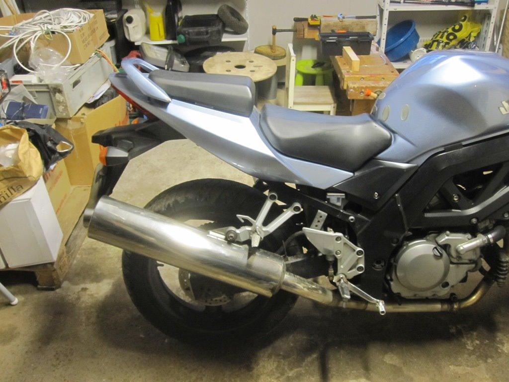 Suzuki SV 650 S K6 - Standart udstødning, så har jeg ikke det at tænke på rundt omkring på banerne - eller hvis den skulle få nogle skrammer. billede 18