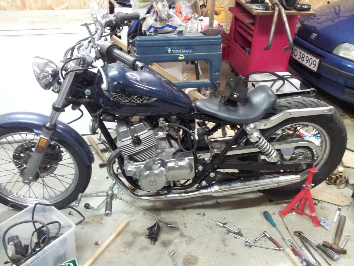 Honda CMX 250 Rebel - fra siden... hvor det pynter med den renoveret motor billede 9