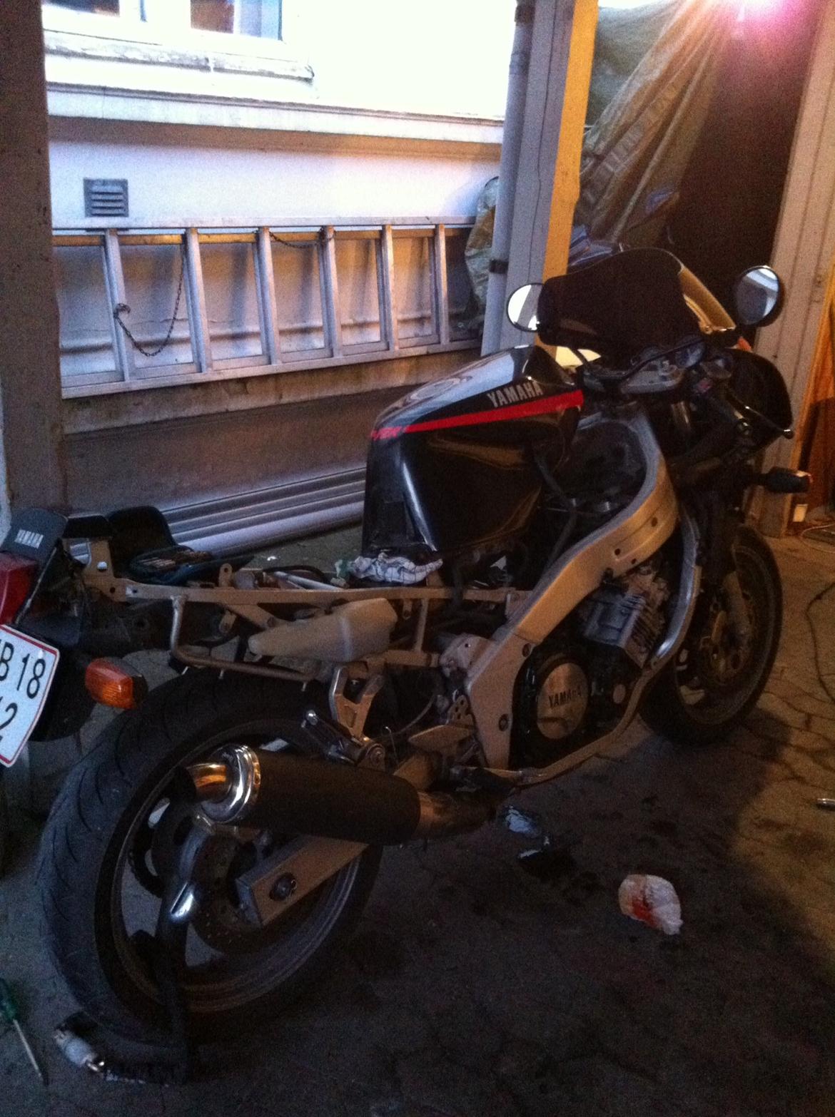 Yamaha FZR 1000 - Justering af luftfilterboks..... billede 7