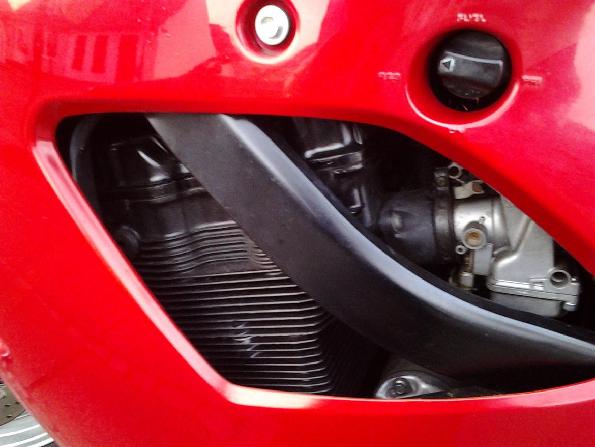 Suzuki gsx 600f (Slogt) - Motoren ser helt ny. ingen risser eller skaller :D billede 6