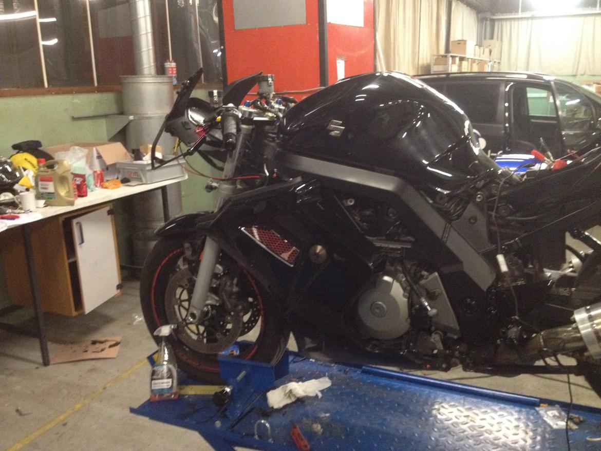 Suzuki SV1000S Limited Edition. - Ved af blive samlet efter vinterens ombygning. billede 12