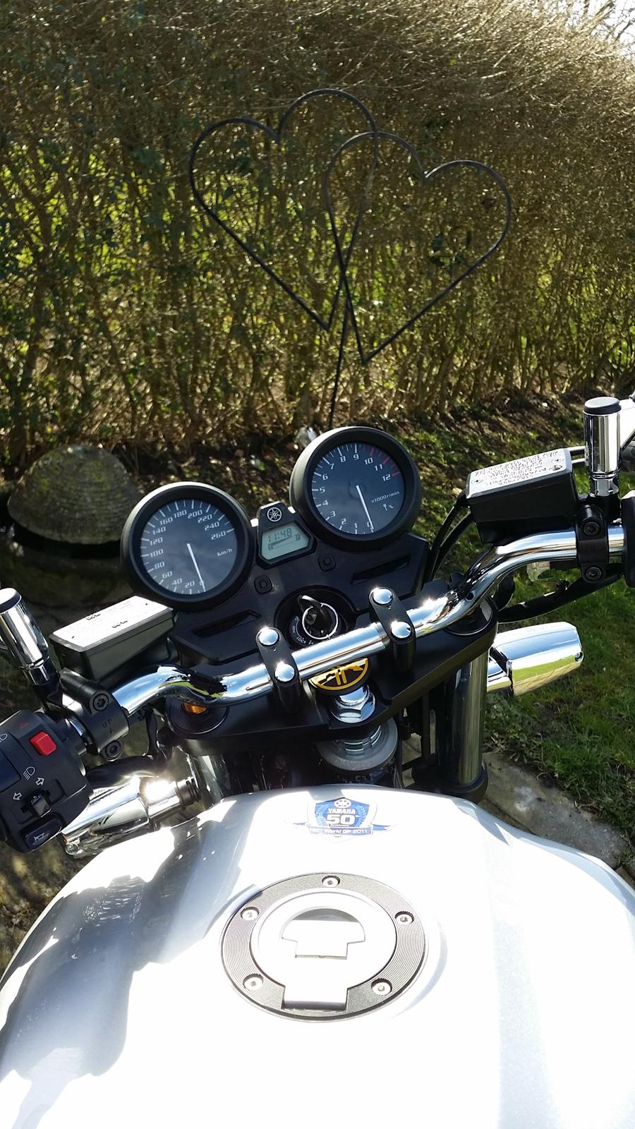Yamaha XJR 1300 "SOLGT" - Stadig med styr i Chrome, jeg har det sorte liggende men venter med montage indtil spejlene kommer hjem.  billede 20